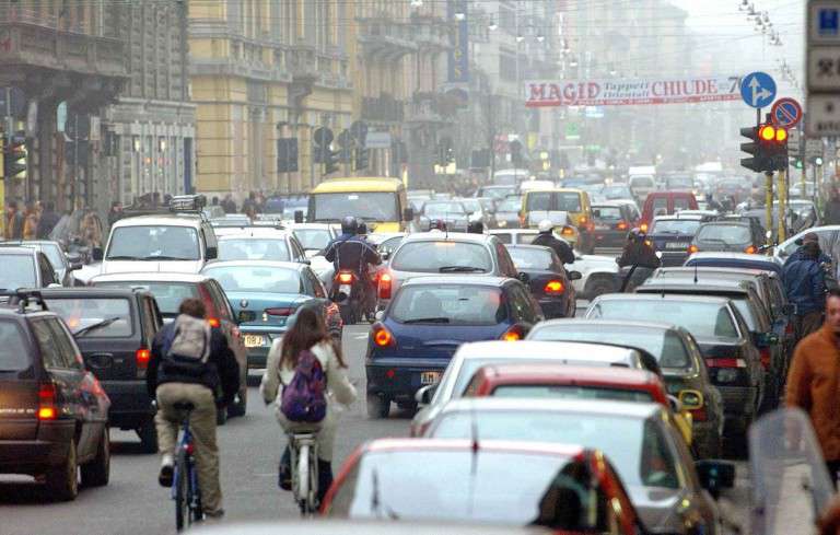 traffico milano auto compressed