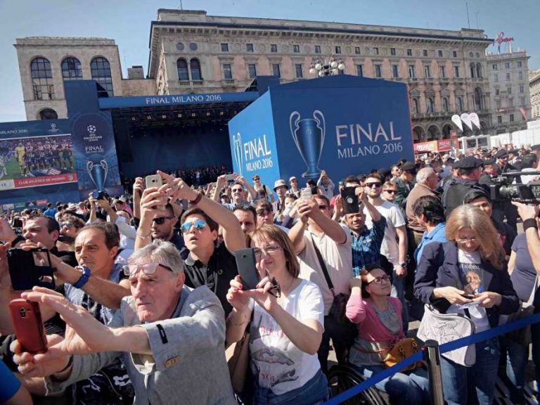TIFOSI IN CODA 
