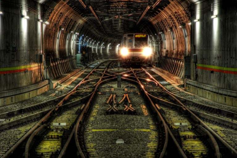 Metrò Milano: un lungo passaggio pedonale tra M3 e M4