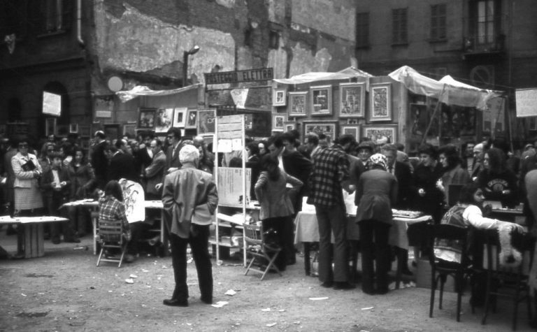 9 Milano Brera il mercatino delle pulci R