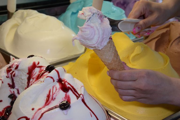Milano: Gelateria chiusa per aver venduto gelato dopo la mezzanotte Milano: Gelateria chiusa per aver venduto gelato dopo la mezzanotte