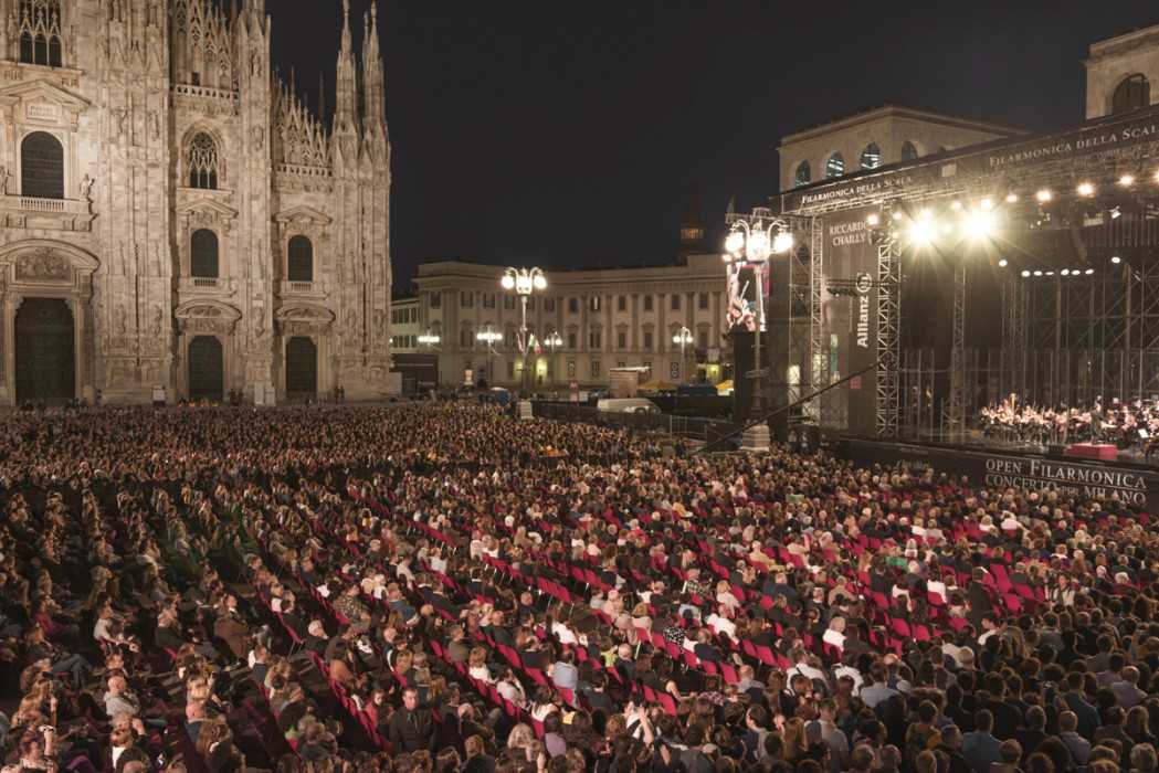 Проводится концерт. Оркестр в Дуомо. Соборная площадь (Piazza Duomo). Duomo Square концерт. Концерт в Италии под открытым небом.