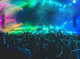 Milano dà il via alla stagione dei concerti: musica ovunque, ma i residenti protestano