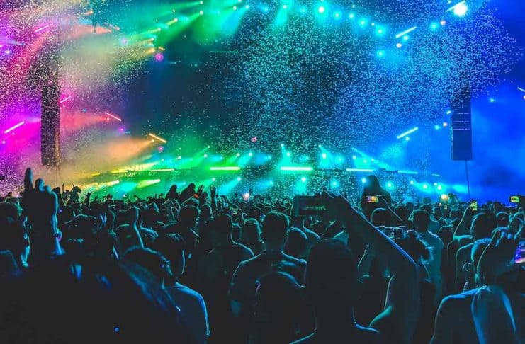 Milano dà il via alla stagione dei concerti: musica ovunque, ma i residenti protestano