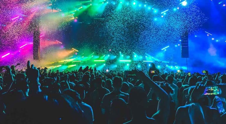 Milano dà il via alla stagione dei concerti: musica ovunque, ma i residenti protestano