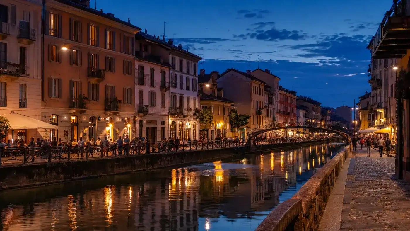 Naviglio Grande a Milano illuminato di sera con locali e passeggiata