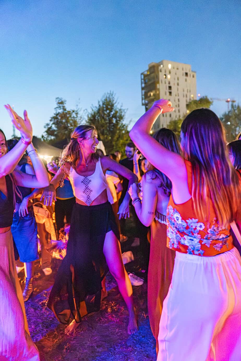 Wander Party Milano a CityLife: persone che ballano al tramonto