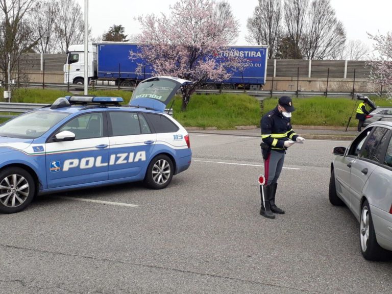 polizia controllo coronavirus blocco stradale