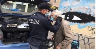 polizia regala mascherina a signore anziano e1585274213834