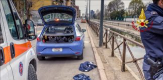 scappa dalla polizia tuffandosi nel naviglio