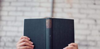 blur book girl hands 373465
