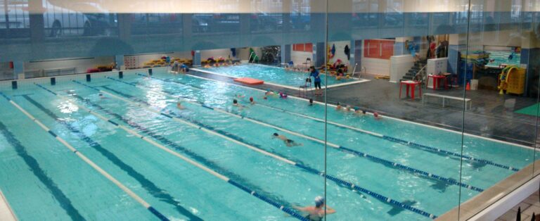 un tuffo in piscina fin da neonati le nuove mamme scaled