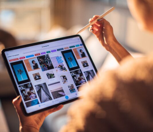 woman holding tablet computer 3082341 scaled