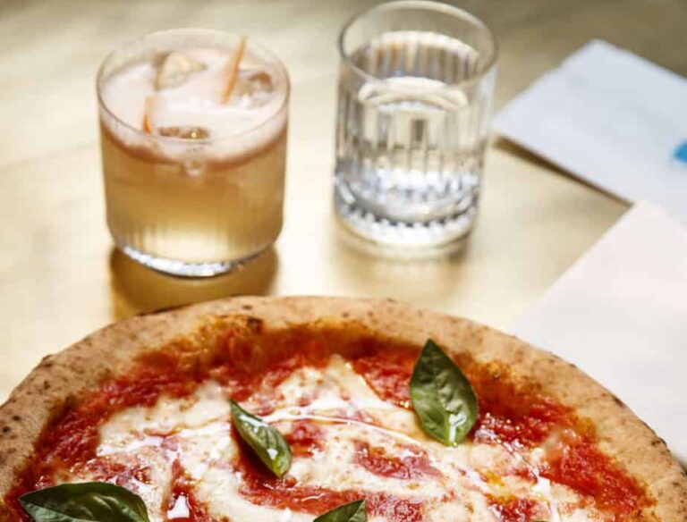 Pizza Margherita ph. credits Jacopo Salvi scaled e1595330435755