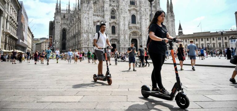 monopattini elettici milano duomo sharing lapresse 2019