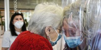la stanza degli abbracci per i pazienti covid scaled