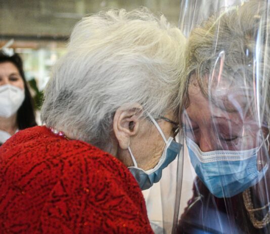 la stanza degli abbracci per i pazienti covid scaled