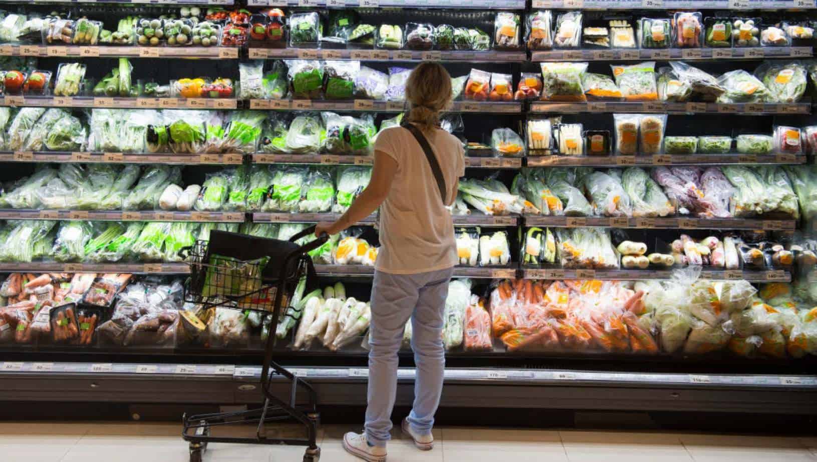 ADDIO PLASTICA: dal 2021, plastiche monouso bandite dai supermercati della Grande distribuzione