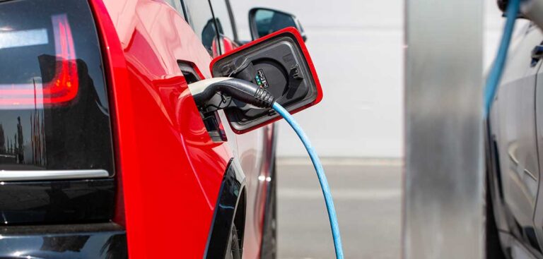 auto elettriche colonnina ricarica