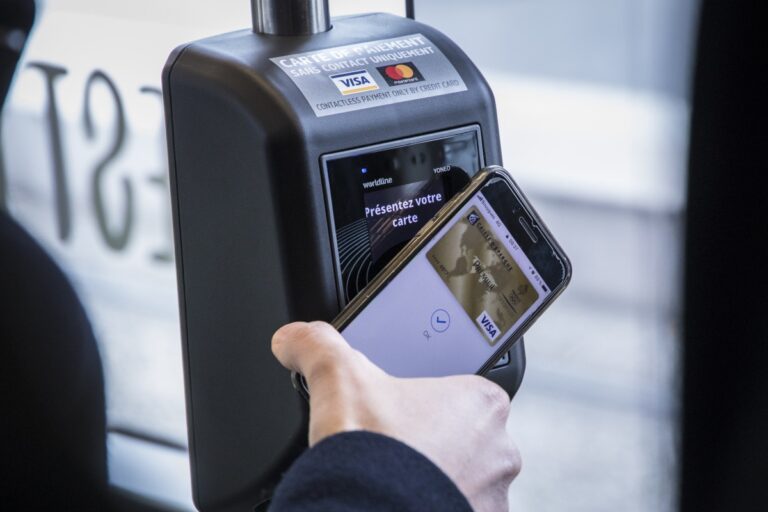 pagamenti contactless su bus e tram a Milano