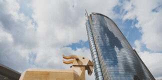 Caprone in Piazza Gae Aulenti 1