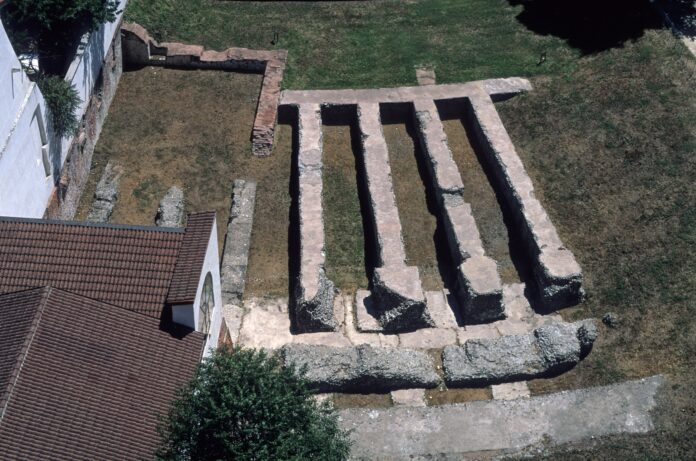 Resti dellAnfiteatro romano scaled