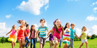 bambini che giocano
