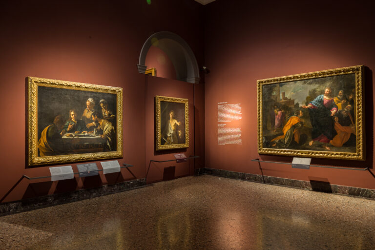 130821 11 Pinacoteca Brera Caravaggio dialogo allestimento scaled
