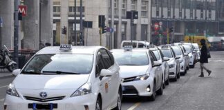 A Milano arrivano 450 nuovi taxi: consegnate le prime licenze