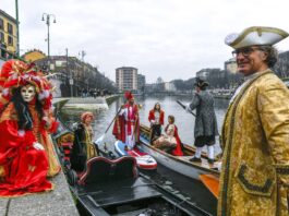 Sfilata in maschera sul Naviglio Grande
