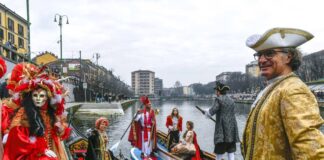 Sfilata in maschera sul Naviglio Grande