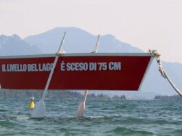Barca sospesa sul Lago di Garda