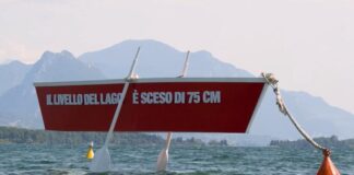 Barca sospesa sul Lago di Garda
