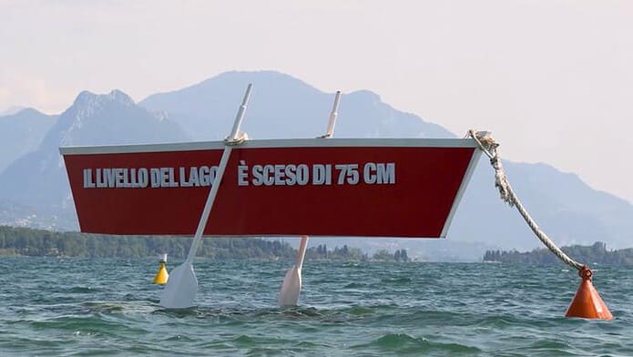 Barca sospesa sul Lago di Garda