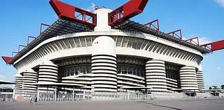 San Siro cambia volto: via gli ambulanti, scoppia la protesta