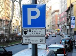 Milano: da novembre si potrà parcheggiare l'auto sulle strisce blu solo per due ore