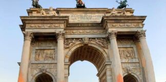 Ultima Generazione imbratta con la vernice l'Arco della Pace