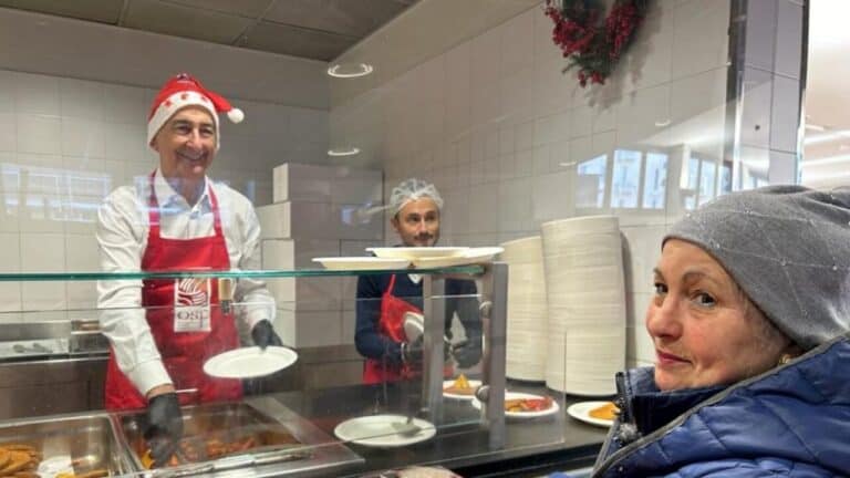 Beppe Sala serve il pranzo di Natale alla mensa dei poveri