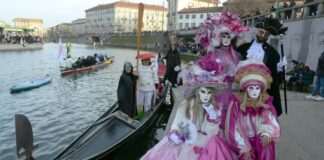 Carnevale Ambrosiano 2024: sfilata in maschera sul Naviglio Grande
