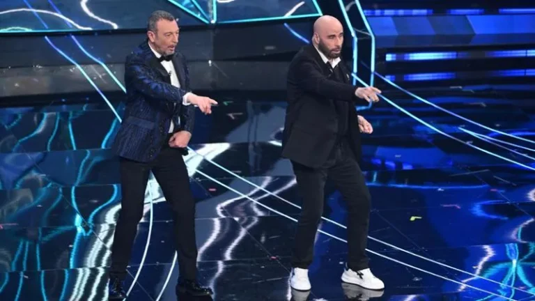 Travolta travolto dalle polemiche: spuntano le scarpe U-Power sul palco dell’Ariston
