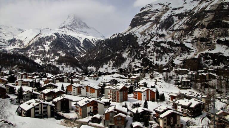 Casa in montagna: un must have per i milanesi. Ecco le mete più gettonate e quanto costano