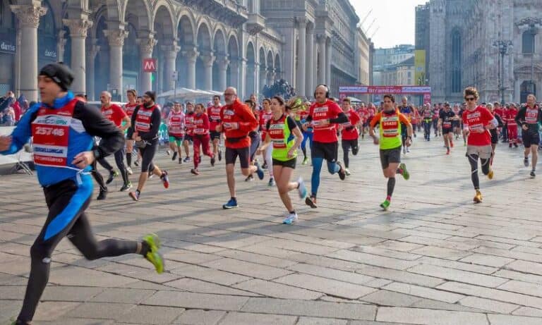 Cappucci e scarpe da ginnastica: la Stramilano anima la città, pioggia inclusa