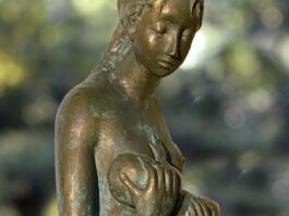 statua di una donna che allatta