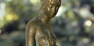 statua di una donna che allatta