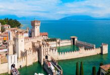 Sirmione valuta una tassa d’ingresso per i turisti giornalieri: “Serve un freno al turismo mordi e fuggi”
