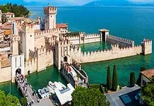 Sirmione valuta una tassa d’ingresso per i turisti giornalieri: “Serve un freno al turismo mordi e fuggi”