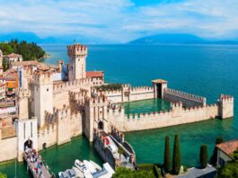 Sirmione valuta una tassa d’ingresso per i turisti giornalieri: “Serve un freno al turismo mordi e fuggi”