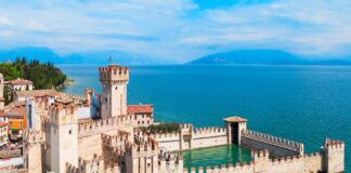 Sirmione valuta una tassa d’ingresso per i turisti giornalieri: “Serve un freno al turismo mordi e fuggi”