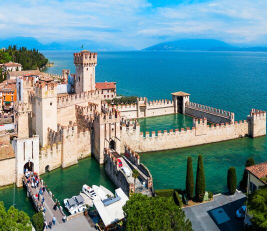 Sirmione valuta una tassa d’ingresso per i turisti giornalieri: “Serve un freno al turismo mordi e fuggi”