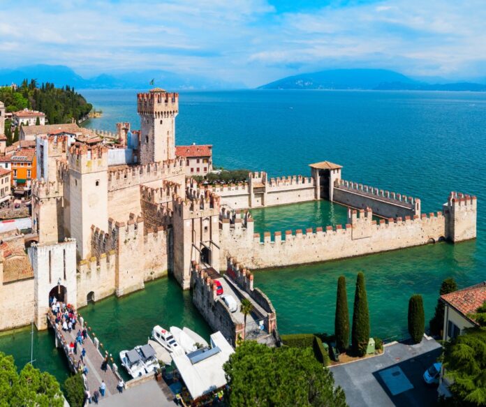 Sirmione valuta una tassa d’ingresso per i turisti giornalieri: “Serve un freno al turismo mordi e fuggi” Sirmione valuta una tassa d’ingresso per i turisti giornalieri: “Serve un freno al turismo mordi e fuggi”